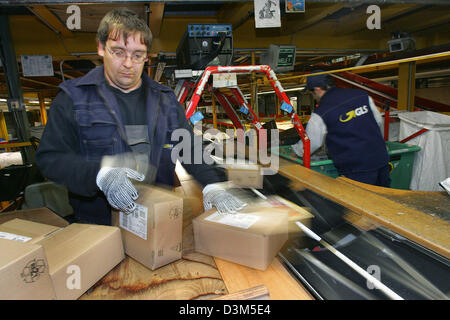 (Afp) - Le personnel de la parcel Service général de systèmes de logistique (GLS) trient les paquets et colis à l'expédition à Ascheberg, Allemagne, mardi, 22 novembre 2005. Le siège social de l'Europe troisième plus grande de services d'expédition est situé à Ascheberg. Photo : Uwe Zucchi Banque D'Images