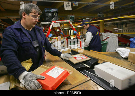 (Afp) - Le personnel de la parcel Service général de systèmes de logistique (GLS) trient les paquets et colis à l'expédition à Ascheberg, Allemagne, mardi, 22 novembre 2005. Le siège social de l'Europe troisième plus grande de services d'expédition est situé à Ascheberg. Photo : Uwe Zucchi Banque D'Images