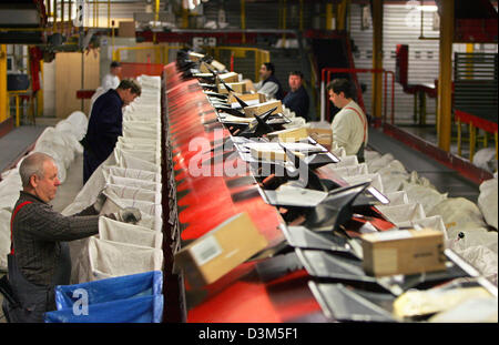 (Afp) - Le personnel de la parcel Service général de systèmes de logistique (GLS) trient les paquets et colis à l'expédition à Ascheberg, Allemagne, mardi, 22 novembre 2005. Le siège social de l'Europe troisième plus grande de services d'expédition est situé à Ascheberg. Photo : Uwe Zucchi Banque D'Images