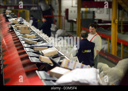 (Afp) - Le personnel de la parcel Service général de systèmes de logistique (GLS) trient les paquets et colis à l'expédition à Ascheberg, Allemagne, mardi, 22 novembre 2005. Le siège social de l'Europe troisième plus grande de services d'expédition est situé à Ascheberg. Photo : Uwe Zucchi Banque D'Images