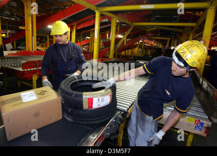 (Afp) - Le personnel de la parcel Service général de systèmes de logistique (GLS) trient les paquets et colis à l'expédition à Ascheberg, Allemagne, mardi, 22 novembre 2005. Le siège social de l'Europe troisième plus grande de services d'expédition est situé à Ascheberg. Photo : Uwe Zucchi Banque D'Images