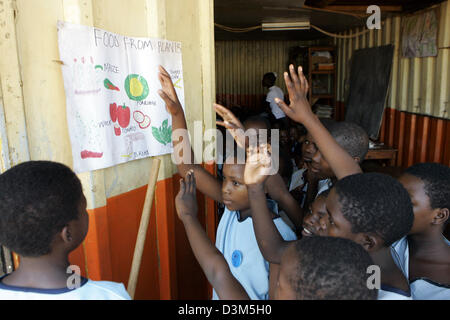 (Afp) - l'image montre les jeunes élèves dans leur classe à l'école du village de jeunes Natwange à Ndola, Zambie, 28 septembre 2005. Le composé de Mtendere organise le 'Projet' africaine dans laquelle les adolescents jouant recevoir des informations sur l'épidémie de sida. La Zambie est un des pays les plus gravement touchés par l'épidémie de sida. Photo : Jens Kalaene Banque D'Images