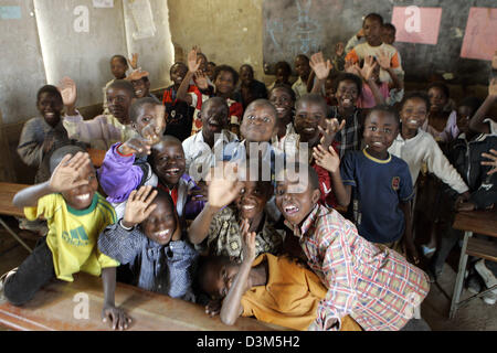(Afp) - l'image montre les jeunes élèves dans leur classe à l'école du village de jeunes Natwange à Ndola, Zambie, 28 septembre 2005. Le composé de Mtendere organise le 'Projet' africaine dans laquelle les adolescents jouant recevoir des informations sur l'épidémie de sida. La Zambie est un des pays les plus gravement touchés par l'épidémie de sida. Photo : Jens Kalaene Banque D'Images