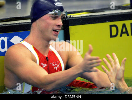 (Afp) - L'Allemand Thomas Rupprath nageur prend les félicitations de Di(21) après sa victoire sur 50m dos au German bref cours de natation à Essen, en Allemagne, le vendredi 25 novembre 2005. Il a remporté une autre médaille d'or au 50m papillon. Photo : Bernd Thissen Banque D'Images