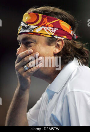 (Afp) - L'ancien français tennis ace Henri Leconte couvre sa bouche avec sa main comme il joue contre son ancien rival cour-centre Boris Becker dans une match de tennis à Brême, en Allemagne, dimanche, 27 novembre 2005. Quatre anciens joueurs de tennis de classe mondiale ont démontré leurs compétences en face de ravis des spectateurs lors de la 'Classiques Bremium - Match des légendes du tennis. Photo : Carmen Banque D'Images