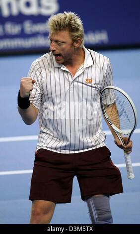 (Afp) - L'ancien tennis ace Boris Becker des gestes aussi il joue contre son ancien rival cour centre Français Henri Leconte dans un match de tennis montrer à Brême, en Allemagne, dimanche, 27 novembre 2005. Quatre anciens joueurs de tennis de classe mondiale ont démontré leurs compétences en face de ravis des spectateurs lors de la 'Classiques Bremium - Match des légendes du tennis. Photo : Carmen Jaspersen Banque D'Images