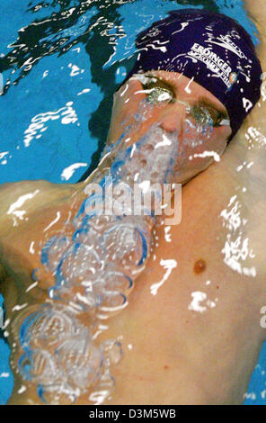 (Afp) - L'Allemand Thomas Rupprath nageur (28) en action dans l'épreuve du 100m dos à la German championships à courte distance natation à Essen, en Allemagne, dimanche, 27 novembre 2005. Rupprath a remporté le Championnat d'Allemagne dans l'épreuve du 100 m nage libre concurrence le Samedi, 26 novembre 2005 et avec deux compétitions plus devant lui a de bonnes chances de devenir pour la cinquième fois Banque D'Images