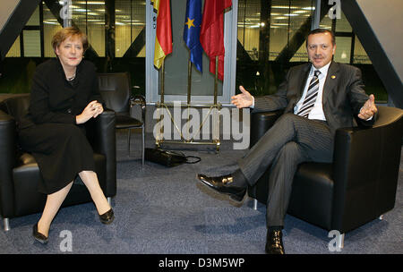 (Afp) - La Chancelière allemande Angela Merkel se rencontre pour des entretiens avec le Premier ministre turc Recep Tayyip Erdogan à Barcelone, Espagne, 27 novembre 2005. Merkel est à Barcelone pour le sommet euro-méditerranéen. Photo : Grimm par les pairs Banque D'Images