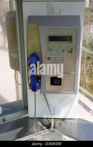 (Dpa) (Fichier) - La photo du 25 juillet 2005 montre une cabine téléphonique à Bonifacio en Corse, France. Photo : Lars Halbauer Banque D'Images