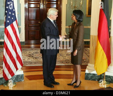 (Afp) - Le ministre allemand des affaires étrangères, Frank-Walter Steinmeier (L) des sociaux-démocrates (SPD) rencontre la secrétaire d'État américaine Condoleezza Rice à Washington, l'Allemagne, mardi, 29 novembre 2005. Au cours de sa visite de deux jours aux États-Unis, M. Steinmeier a rencontré également le Secrétaire général de l'Organisation des Nations Unies, Kofi Annan. Photo : Tim Brakemeier Banque D'Images