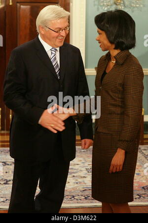 (Afp) - Le ministre allemand des affaires étrangères, Frank-Walter Steinmeier (L) des sociaux-démocrates (SPD) rencontre la secrétaire d'État américaine Condoleezza Rice à Washington, États-Unis), le mardi 29 novembre 2005. Au cours de sa visite de deux jours aux États-Unis, M. Steinmeier a rencontré également le Secrétaire général de l'Organisation des Nations Unies, Kofi Annan. Photo : Tim Brakemeier Banque D'Images