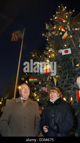 (Afp) - L'ambassadeur des Etats-Unis en Allemagne William R. Jr. Timken (L) se trouve en face d'un arbre de Noël décoré avec Svetlana Hildebrand, le directeur de l'auermuseum «' à la frontière de l'ancien célèbre Checkpoint Charlie à Berlin, vendredi, 02 décembre 2005. Avant l'éclairage d'un arbre de Noël dans une cérémonie publique, Timken a visité le Mauermuseum à l'ancien point de contrôle, w Banque D'Images
