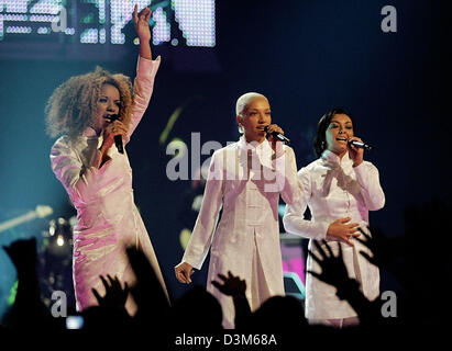 (Afp) - Ricky, Lee et jazzy (L-R) de la pop allemande Tic Tac Toe groupe photographié le chant à la pop show 'La Coupole' dans la SAP Arena de Mannheim, Allemagne, 2 décembre 2005. Le trio a leur retour après une pause de huit ans l'exercice de leur nouveau single 'Spiegel' (miroir) à 10 000 amateurs de musique. Allemand le plus populaire de la bande de fille 90s'est divisé dans les conflits. Photo : Ronald W Banque D'Images