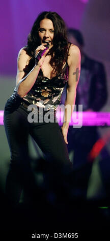 (Afp) - La chanteuse britannique Melanie C se produit dans le spectacle 'La Coupole' dans la SAP Arena de Mannheim, Allemagne, 2 décembre 2005. La 36e édition de la music show se broacasted par station de télévision allemande RTL II le 10 décembre 2005. Photo : Ronald Wittek Banque D'Images