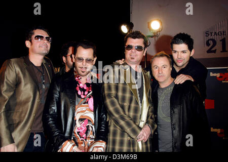 (Afp) - Le groupe de musique INXS (L-R), Tim Farriss, Kirk Pengilly, Andrew Farriss et Garry Beers (personne sur le côté droit n'est pas identifié), arrive pour le VH1 Big in 2005 Cérémonie de remise des prix de la Sony Studios à Los Angeles, USA, 03 décembre 2005. Photo : Hubert Boesl Banque D'Images