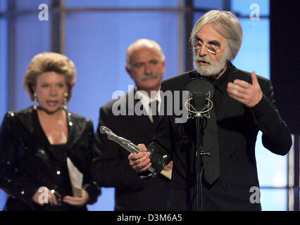 (Afp) - autrichien Michael Haneke reçoit le prix pour l'Europe's best film director 2005 pour son film 'Cache' (caché) au cours de la 18e European Film Academy Awards à Berlin, Allemagne, 03 décembre 2005. L'European Film Academy Award a été décerné dans 17 catégories. Photo : Marcus Brandt Banque D'Images