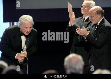 (Afp) - le compositeur français Maurice Jarre (L) exprime ses remerciements pour le 'European achievement in World Cinema Award 2005', alors réalisateur allemand Volker Schloendorff (R) et réalisateur hongrois Istvan Szabo applaudir pendant la cérémonie des European Film Awards à Berlin, Allemagne, 03 décembre 2005. L'European Film Academy Award a été décerné dans 17 catégories. Photo : Marcus Brandt Banque D'Images