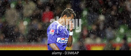 (Dpa) - Berlin's Marcelinho touche son nez au cours de la match de football Bundesliga Bayer 04 Leverkusen vs Hertha BSC Berlin au Bay arena de Leverkusen, Allemagne, 04 décembre 2005. La note actuelle est 0-1 pour Leverkusen. (Attention : DE NOUVELLES CONDITIONS D'EMBARGO ! Le LDF a interdit la publication et l'utilisation des images pendant le jeu y compris la mi-temps en version électronique m Banque D'Images