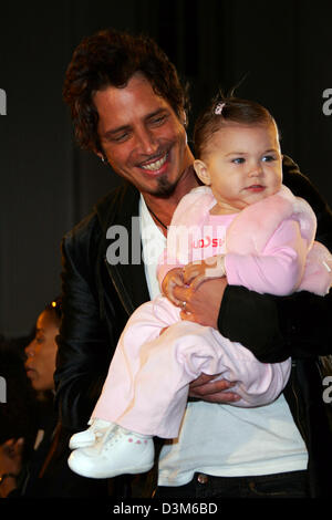 (Afp) - Le musicien américain Chris Cornell de la bande 'Audioslave' arrive avec sa fille Toni pour le VH1 Big in 2005 Cérémonie de remise des prix de la Sony Studios à Los Angeles, USA, 03 décembre 2005. Photo : Hubert Boesl Banque D'Images