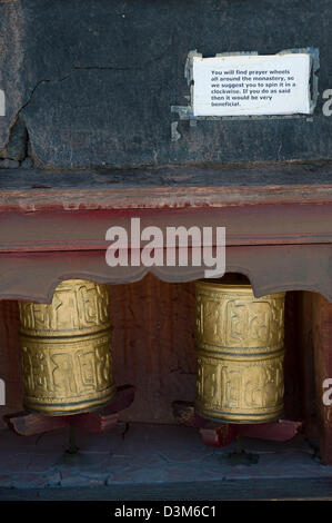 Roues de prière et un signe de recommander la marche dans le sens horaire, Thiksey Gompa (Ladakh) Jammu-et-Cachemire, l'Inde Banque D'Images