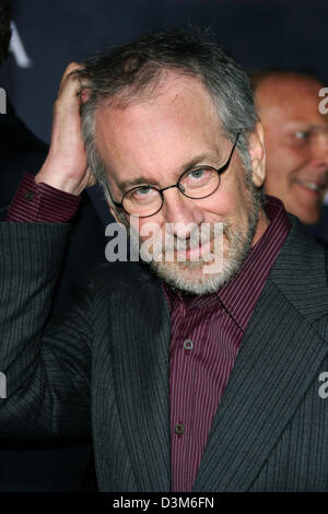 (Afp) - le réalisateur et producteur américain Steven Spielberg pose à la première de son film "Memoirs of A Geisha' à Los Angeles, USA, 4 décembre 2005. Spielberg a réalisé le film. Photo : Hubert Boesl Banque D'Images