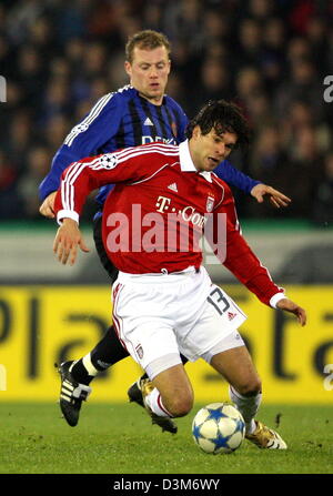 (Afp) - Le milieu de terrain du FC Bayern Munich, Michael Ballack (avant) défend la balle contre le Club de Bruges au cours de Birger Maertens le premier tour de la Ligue des Champions match final au stade Jan Breydel de Bruges, Belgique, le mercredi 07 décembre 2005. Bayern ne pouvait gérer un nul 1-1 après Portillo annulé Pizarro est l'ouvreur. Photo : Franz-Peter Tschauner Banque D'Images