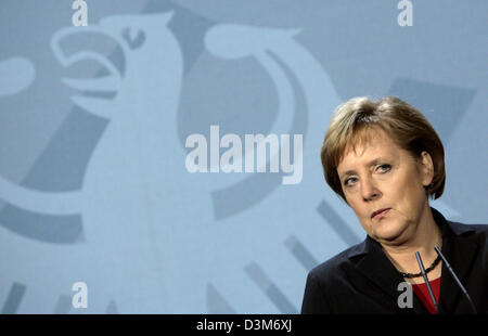 (Afp) - La Chancelière allemande Angela Merkel semble curieux lors d'une conférence de presse à la chancellerie à Berlin, Allemagne, 07 décembre 2005. Photo : Grimm par les pairs Banque D'Images