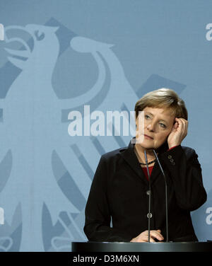 (Afp) - La Chancelière allemande, Angela Merkel, les rayures de sa tête au cours d'une conférence de presse à la chancellerie à Berlin, Allemagne, 07 décembre 2005. Photo : Grimm par les pairs Banque D'Images