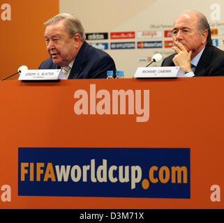 (Afp) - Le Président de l'UEFA Lennart Johansson (L) et le président de la FIFA Joseph Blatter photographié au cours d'une conférence de presse à Leipzig, Allemagne, 08 décembre 2005. Les préparatifs de la Coupe du Monde 2006 tableau principal, qui aura lieu à Leipzig le 09 décembre 2005, sont presque terminés. Environ 4 000 personnes, dont 1 500 journalistes, sont attendus pour cet événement de soccer. Photo : Peter Banque D'Images