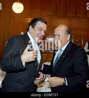 Le Président de la FIFA Joseph Blatter (R) parle de l'ancien chancelier allemand Gerhard Schroeder au cours de la réunion extraordinaire de l'Association de soccer allemand DFB (Deutscher Fußballbund) à l'opéra de Leipzig, Allemagne, vendredi 09 décembre 2005. La DFB nommé Schroeder comme membre honoraire. Banque D'Images