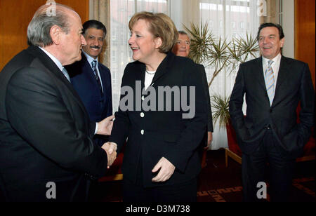 Le Président de la FIFA Joseph Blatter (L) se félicite de la Chancelière allemande Angela Merkel au cours de la réunion extraordinaire de l'Association de soccer allemand DFB (Deutscher Fußballbund) à l'opéra de Leipzig, Allemagne, vendredi 09 décembre 2005. Sur la droite, l'ancien chancelier allemand Gerhard Schroeder est représenté, qui a été nommé membre honoraire de la DFB. Le soir, la Coupe du Monde de Football de 2006 dr principal Banque D'Images