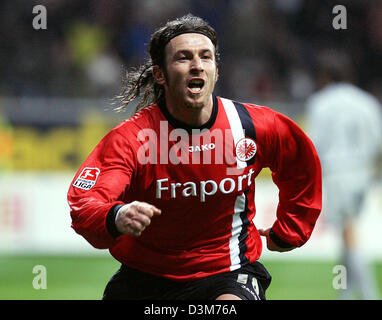 (Afp) - Francfort Ioannis Amanatidis célèbre son but pour le 2-0 score final au cours de la match de football Bundesliga Eintracht Francfort vs Borussia Dortmund à la Commerzbank Arena de Francfort, Allemagne, 10 décembre 2005. Photo : Roland Holschneider Banque D'Images