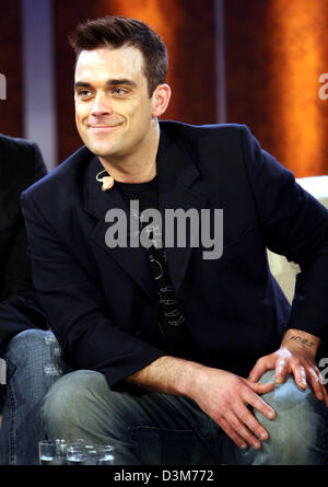 (Afp) - La pop star Robbie Williams photo prise lors de l'émission de télévision allemande "Wetten, dass... ?' ('pari que... ?') à Düsseldorf, Allemagne, 10 décembre 2005. De nombreuses célébrités internationales et artistes allemands ont été parmi les invités de l'émission de télévision la plus réussie. Photo : Patrik Stollarz Banque D'Images