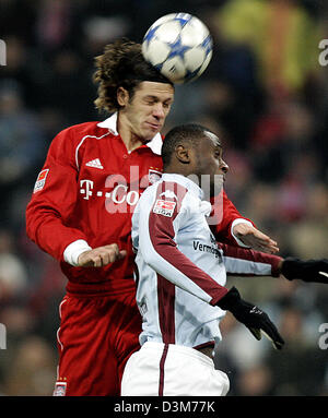 (Afp) - Munich, Martin Demichelis (L) se bat pour la balle avec Kaiserslautern, Hervé Lembi durant la Bundesliga match de football FC Bayern Munich vs 1er FC Kaiserslautern à l'Allianz Arena de Munich, Allemagne, 11 décembre 2005. Photo : Matthias Schrader (Attention : DE NOUVELLES CONDITIONS D'EMBARGO ! Le LDF a interdit la publication et l'utilisation des images pendant le jeu en Banque D'Images