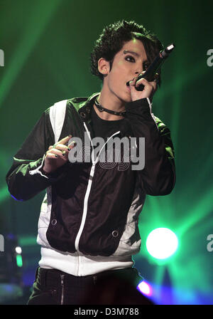 (Afp) - 16 ans, Bill Kaulitz du groupe Tokio Hotel effectue au cours de la '2005 ! Les gens, les images, les émotions à la suite de l'examen de l'année, qui a été diffusé en direct sur la chaîne de télévision allemande RTL, à Cologne, Allemagne, 11 décembre 2005. Photo : Joerg Carstensen Banque D'Images