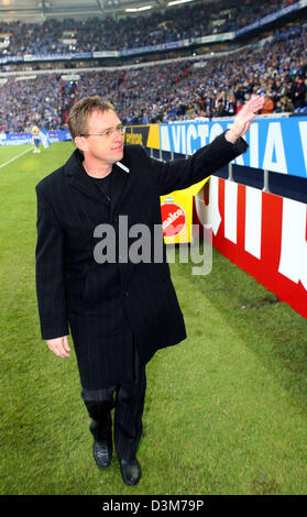 (Afp) - L'entraîneur Ralf Rangnick, club de football de FC Schalke 04, dit au revoir aux fans à la Veltins Arena de Gelsenkirchen, Allemagne, 10 décembre 2005. Le FC Schalke 04 a donné de Ralf Rangnick coach un congé avec effet immédiat, a annoncé le club de Bundesliga le 12 décembre 2005. Le vice-champion allemand n'a la chose évidente après les incidents lors du match FC Schalke 04 vs FSV Banque D'Images