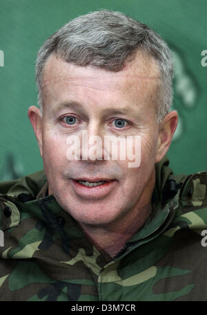 (Dpa) - US lieutnant general David D. McKiernan photographié au cours de la passation de commandement à la place de la Campbell Barracks à Heidelberg, Allemagne, mercredi, 14 décembre 2005. Avec la cérémonie officielle d'exachanging drapeaux, McKiernan a pris le commandement de l'armée américaine en Europe à partir de son prédécesseur Bell. Photo : Ronald Wittek Banque D'Images