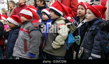 (Afp) - La photo montre un groupe d'enfants portant des chapeaux de Père Noël typique sur un marché de Noël dans un centre commercial situé à Oberhausen, Allemagne, le mercredi 14 décembre 2005. Photo : Roland Weihrauch Banque D'Images