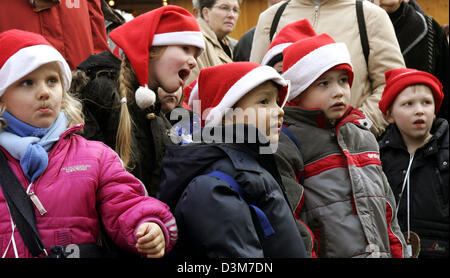 (Afp) - La photo montre un groupe d'enfants portant des chapeaux de Père Noël typique sur un marché de Noël dans un centre commercial situé à Oberhausen, Allemagne, le mercredi 14 décembre 2005. Photo : Roland Weihrauch Banque D'Images