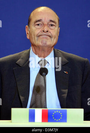 (Afp) - Le président français Jacques Chirac porte sur les médias à Bruxelles, Belgique, le vendredi 16 décembre 2005. Chirac a dit vendredi que les dirigeants de l'Union européenne étaient dirigés à un accord sur un 1 trillion dollar budget de l'Union européenne pour le bloc jusqu'en 2013. "Tout n'a pas été accepté mais nous sommes nous-mêmes l'orientation à une solution qui est en conformité avec les principes de soli Banque D'Images