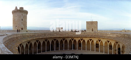 (Afp) - Le château de Belver photographié au cours de soleil à Palma, Espagne, 15 juin 2004. Du fort, qui a été achevée en 1309, on a une vue fabuleuse de Palma et le golfe. Le fort circulaire dispose d'un cercle d'arcade gothique à pied dans son intérieur. Le château utilisé pour être un refuge pour la population contre les pirates et une prison pour les nobles, des bandits et des prisonniers politiques. Photo : T Banque D'Images