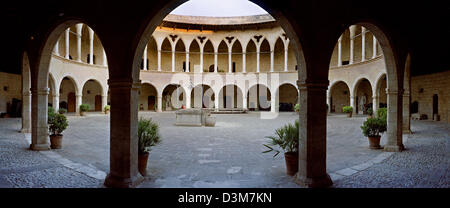 (Afp) - Les arcades de Belver château photographié au cours de soleil à Palma, Espagne, 15 juin 2004. Du fort, qui a été achevée en 1309, on a une vue fabuleuse de Palma et le golfe. Le fort circulaire dispose d'un cercle d'arcade gothique à pied dans son intérieur. Le château utilisé pour être un refuge pour la population contre les pirates et une prison pour les nobles, des bandits et politiques pris Banque D'Images