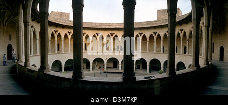 (Afp) - Les arcades de Belver château photographié au cours de soleil à Palma, Espagne, 15 juin 2004. Du fort, qui a été achevée en 1309, on a une vue fabuleuse de Palma et le golfe. Le fort circulaire dispose d'un cercle d'arcade gothique à pied dans son intérieur. Le château utilisé pour être un refuge pour la population contre les pirates et une prison pour les nobles, des bandits et politiques pris Banque D'Images