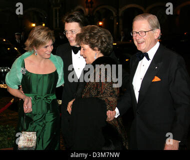 (Afp) - La Princesse Laurentien (L-R), le Prince Charles, La Princesse Margriet et M. le professeur Pieter van Vollenhoven arrivent pour un dîner de gala à l'occasion du jubilé d'argent du gouvernement La Reine Beatrix, invité par le Premier ministre néerlandais, dans la Ridderzaal à La Haye, aux Pays-Bas, le 17 décembre 2005. (Pays-bas) Banque D'Images