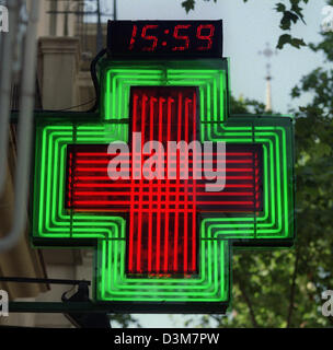 (Afp) - Une croix faite de lampes au néon rouge et vert constitue l'une des nombreuses pharmacies, ici à proximité de l'hôpital de Santa Creu i Sant Pau à la fin de l'Avinguda de Gaudi, à Barcelone, Espagne, 11 juin 2002. Photo : Thorsten Lang Banque D'Images