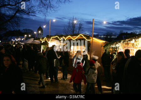 (Afp) - plusieurs milliers d'excursionnistes visiter le marché de Noël, qui a lieu seulement sur deux week-ends sur l'île dans le lac de Chiemsee, pendant le crépuscule à la Fraueninsel (women's Island), l'Allemagne, au cours de la deuxième Dimanche de l'Avent, 04 décembre 2005. Photo : Matthias Schrader Banque D'Images