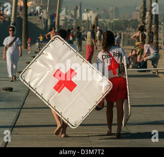 (Afp) - le temps de finition pour les sauveteurs de la Croix-Rouge à la promenade de la plage à la Platja de la Nova Icaria à Barcelone, Espagne, 14 juin 2002. Photo : Thorsten Lang Banque D'Images