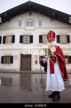 (Afp) - un homme habillé en père Noël pose devant la maison natale du pape Benoît XVI en Bavière, Marktl am Inn, Allemagne, le 23 décembre 2005. Le pape Benoît XVI, est né à la Chambre le 19 avril 1927. Photo Armin Weigel Banque D'Images