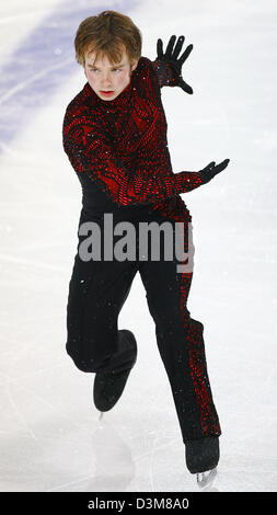 (Afp) - la patineuse artistique allemand Stefan Lindemann (25) effectue dans l'épreuve du patinage libre concurrence au championnat allemand en patinage artistique à Berlin, vendredi, 30 décembre 2005. Lindemann a pris son cinquième titre, mais est toujours nécessaire afin d'améliorer pour les championnats d'Europe à Lyon fin janvier. Photo : Michael Hanschke Banque D'Images