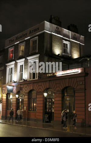 Hawley Arms Pub dans le Camden Town, Londres, dans la nuit. Banque D'Images